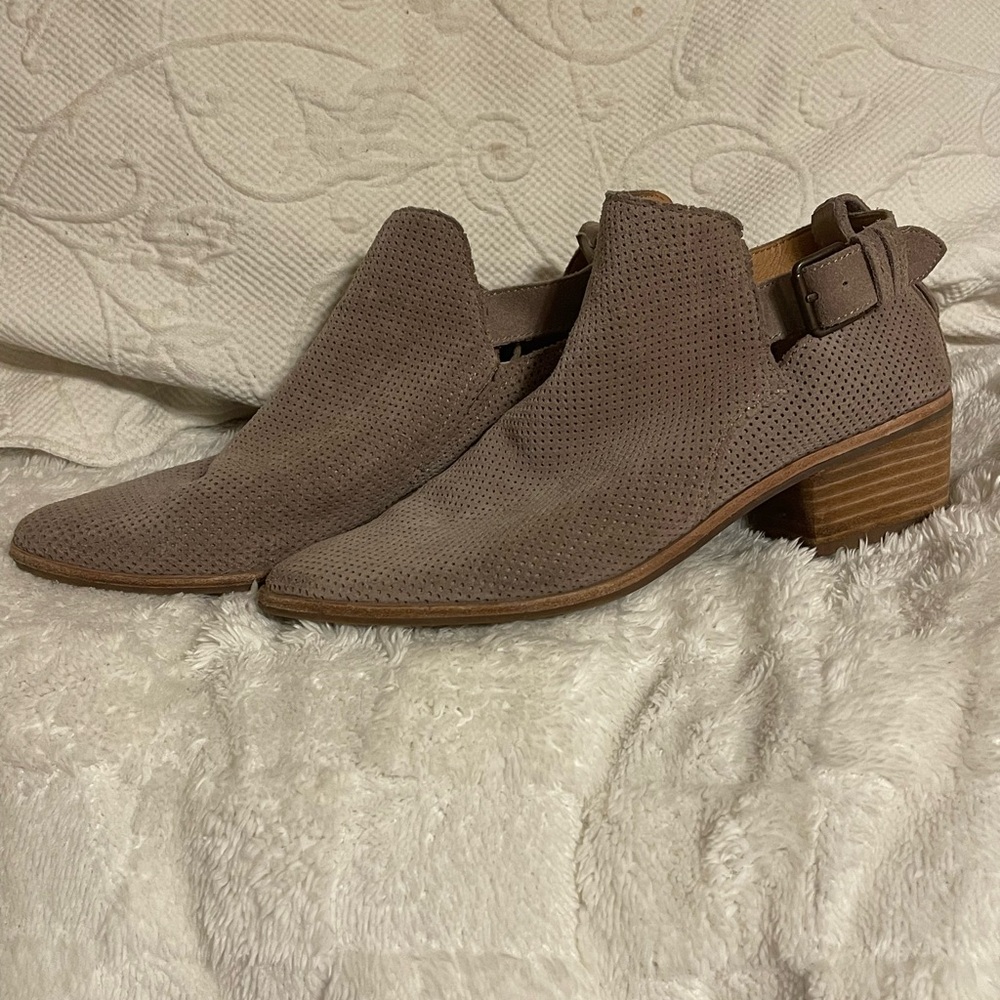 Women's Taupe Ankle Boots by Dolce Vita size 8.5m